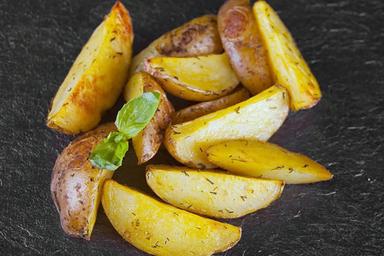 Картопля скибочками
