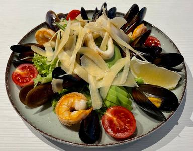 Теплий салат з морепродуктами