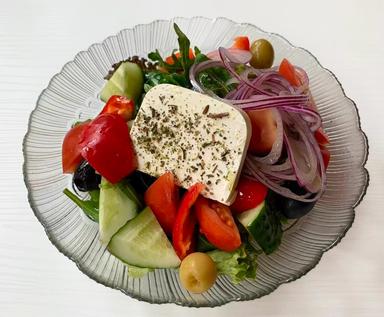 Салат зі свіжих овочів та сиром Фета