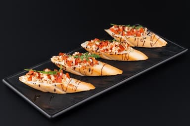 Брускети з томатами і моцарелою