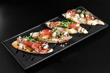 Брускета з пармою та грушею