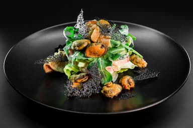 Салат з авокадо та морепродуктами