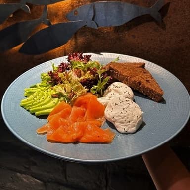 Сніданок з лососем, яйцем пашот та авокадо