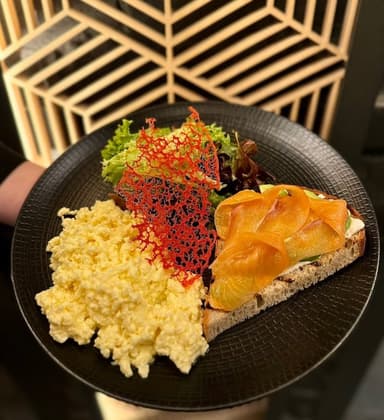 Авокадо тост з лососем та скрембл