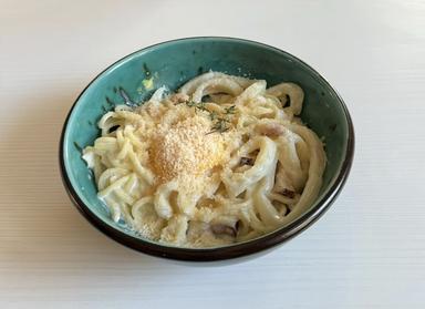 Спагетті "Карбонара" з атлантичним кальмаром та беконом