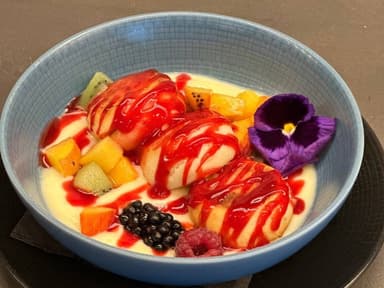 Сирники з заварним кремом та ягодами