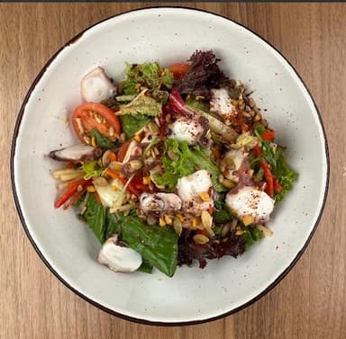 Мікс-салат з восьминогом, овочами та імбирним соусом