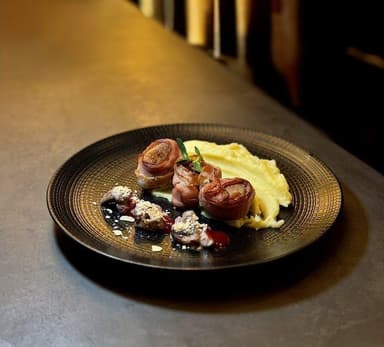 Медальйони із свинини з картопляним пюре