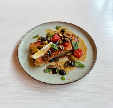 Стейк лосося по-середземноморськи