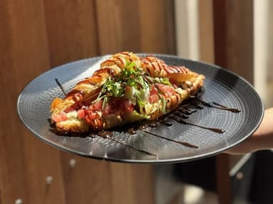 Круасан з тартаром із тунця та діпом із авокадо