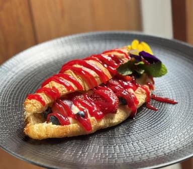 Круасан з ягодами, заварним кремом та малиновим соусом