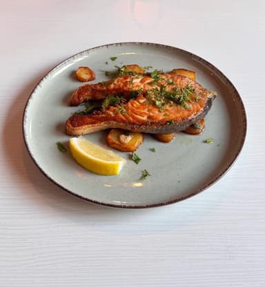 Стейк лосося запечений з картоплею та травами