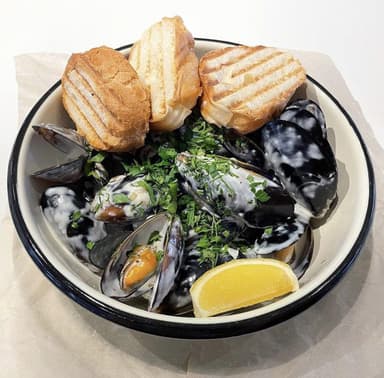 Чилійські мідії в мушлях у вершковому соусі