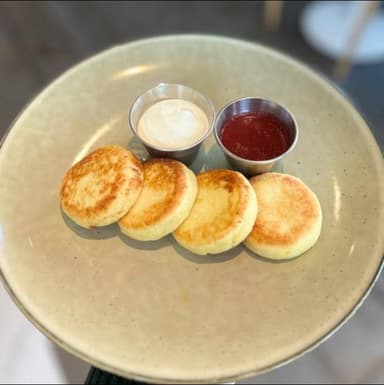 Сирники з полуничним соусом та сметаною