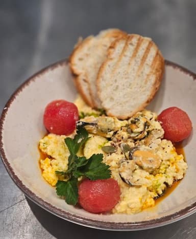 Вершковий скрембл з м'ясом мідій та трюфельною пастою