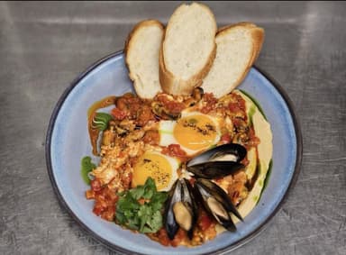 Шакшука з мясом мідій та хумусом