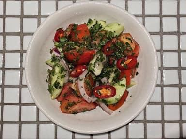 Салат із свіжих овочів з сиром з червоною цибулею, чілі-перцем та запашною