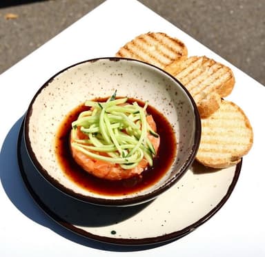 Тартар із лосося з соусом понзу