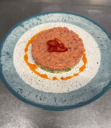 Тартар із червоного тунця з авокадо