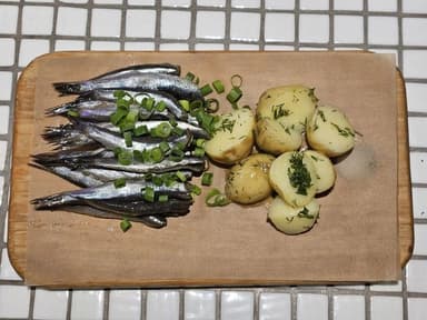 Хамса слабої солі з відвареною картоплею