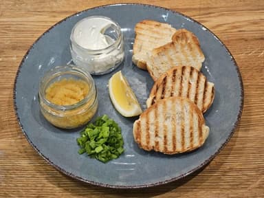 Щуча ікра зі збитим вершковим маслом та підсмаженими грінками