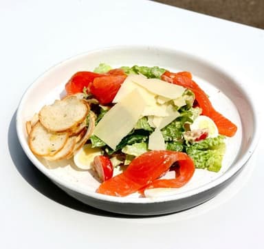 Салат Цезар з лососем слабої солі