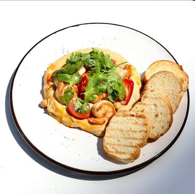 Домашній хумус зі смаженими на грилі креветками та помідорами чері