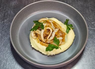 Піджарка з атлантичним кальмаром та картопляним пюре