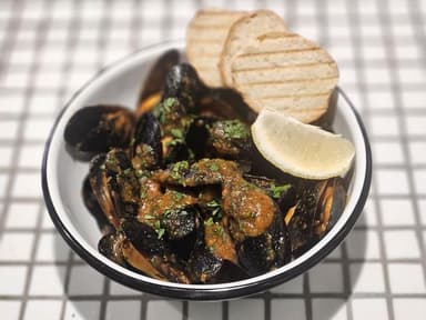 Чилійські мідії в мушлях у томатному соусі