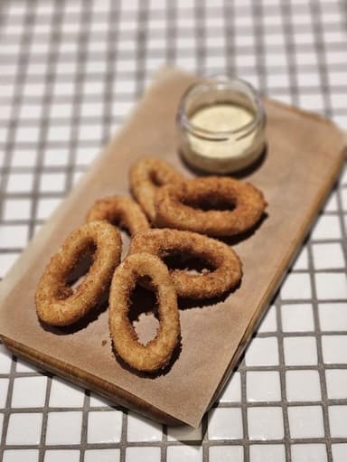 Хрусткі кільця атлантичного кальмару з соусом тартар