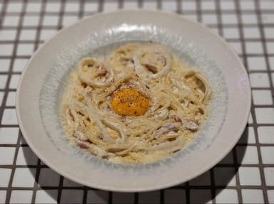 Спагетті Карбонара з атлантичним кальмаром та беконом