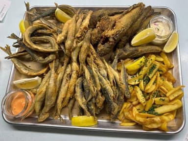 Мікс смаженої риби з картопляними діпами