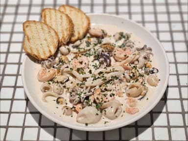 Мікс морепродуктів у вершковому соусі