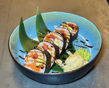 Рол Футомакі з копченим лососем, креветкою, тунцем