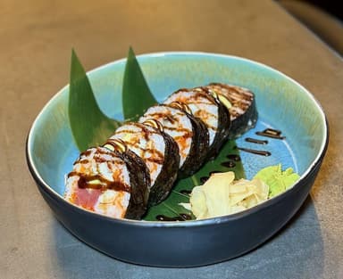 Рол Футомакі з вугрем, креветкою, тунцем