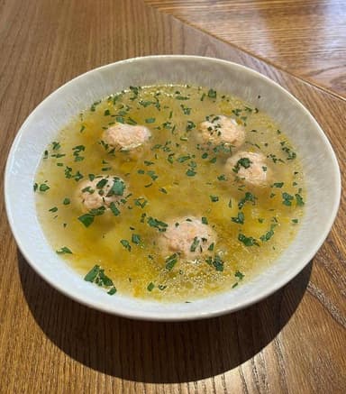 Домашній суп з лососевими фрикадельками та вермішеллю