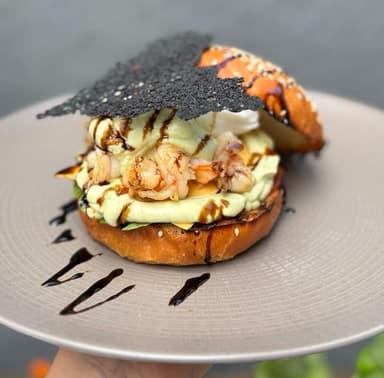 Сніданок з креветками та діпом із авокадо