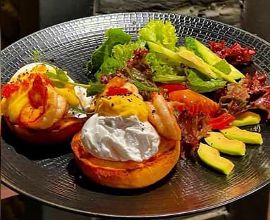 Яйця Бенедикт з креветками