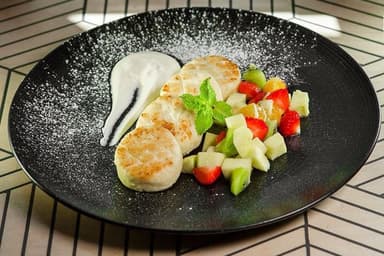 Сирники з фруктовим салатом