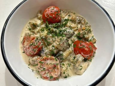 М'ясо рапан з печерицями та томатами чері у вершковому соусі