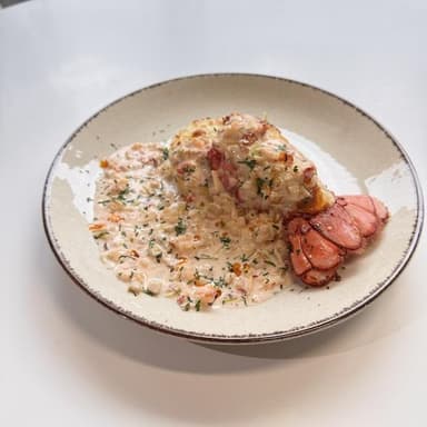 Мʼясо лобстера у вершковому соусі "Термідор" з моцарелою на картопляному пюре