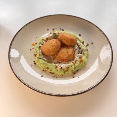 Крабові кейки із картопляним пюре з чукою