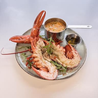 Лобстер з кремовим шафрановим різотто з біском