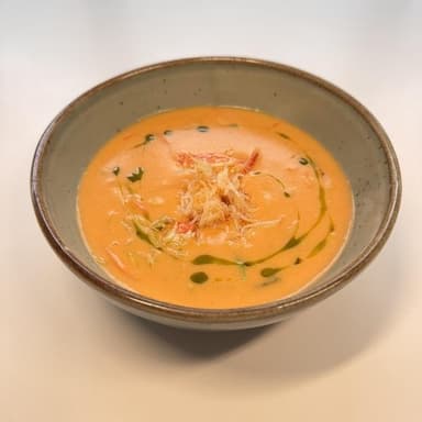 Кремовий суп-біск із мʼясом сніжного краба та овочами-жульєн