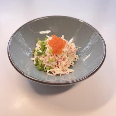 Салат із паличок сніжного крабу, далекосхідного кальмару з червоною ікрою