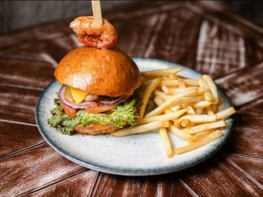 Бургер з тигровими креветками та соус айолі