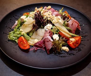 Салат з грушею та прошуто