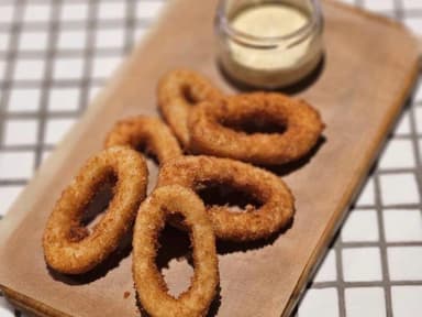 Хрусткі кільця атлантичного кальмару з соусом тартар