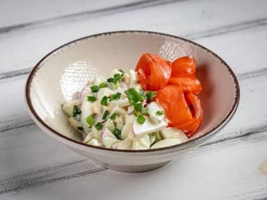 Весняний салат з редисом і лососем слабої солі