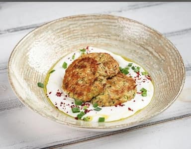Котлетки з молодого кабачка та крабового мʼяса зі збитою сметаною